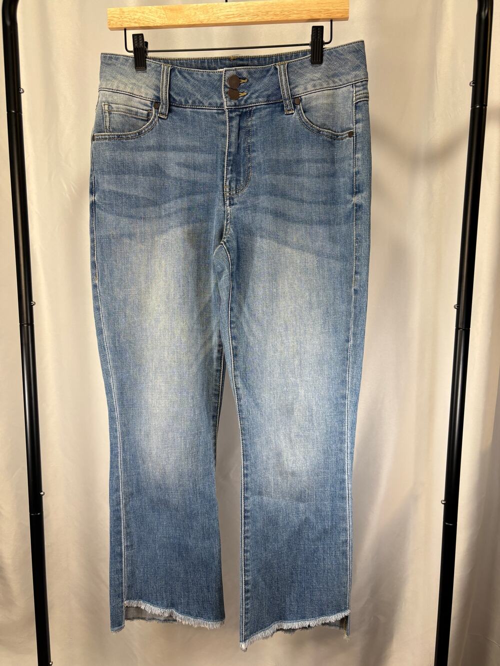 Cabi Jeans Women’s 8 Motto Crop Jeans Light Wash Double Button Raw Hem Flare